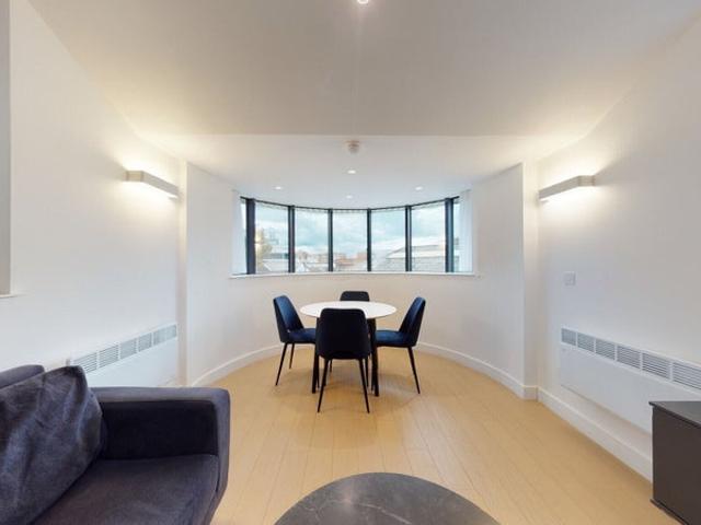 Brentford 2 Bed Pet Friendly + Parking