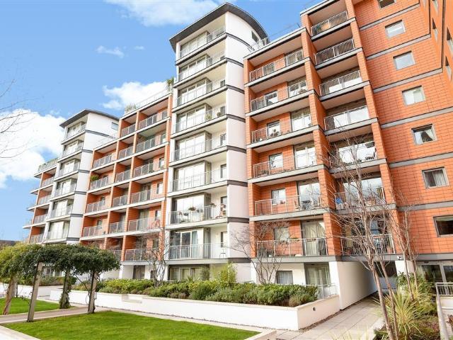 Brentford, London TW8 1 bed flat to rent £1,650 pcm £381 pw