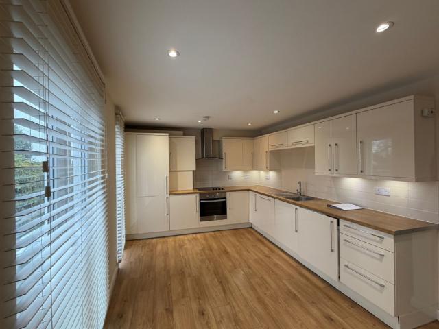 Brentwood, CM15 2 bed flat to rent £1,695 pcm £391 pw