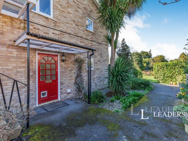 Brentwood Court, Simplemarsh Road. 2 bed flat to rent £1,550 pcm £358 pw