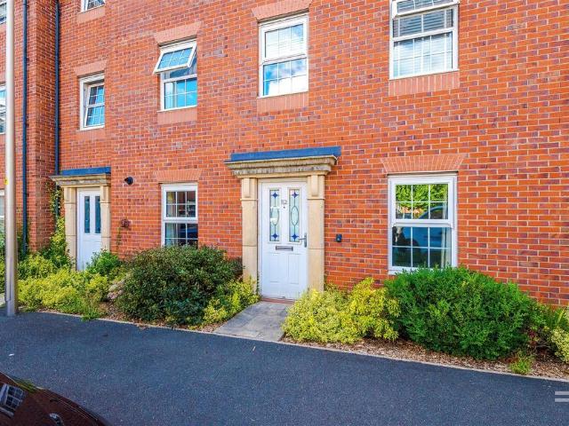 Brentwood Grove, Leigh WN7 2 bed apartment to rent £825 pcm £190 pw