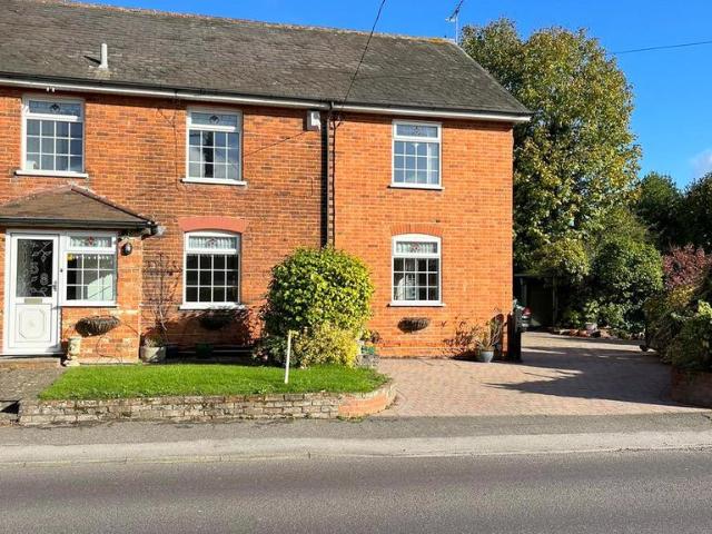 Brentwood Road, Herongate CM13 3 bed end of terrace house to rent £1,900 pcm £438 pw