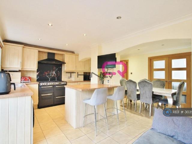 Brentwood Road, Romford, RM2 3 bed terraced house to rent £2,300 pcm £531 pw