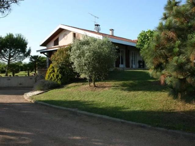 BRESSOLS: Maison de type 5 de 170 m² avec piscine