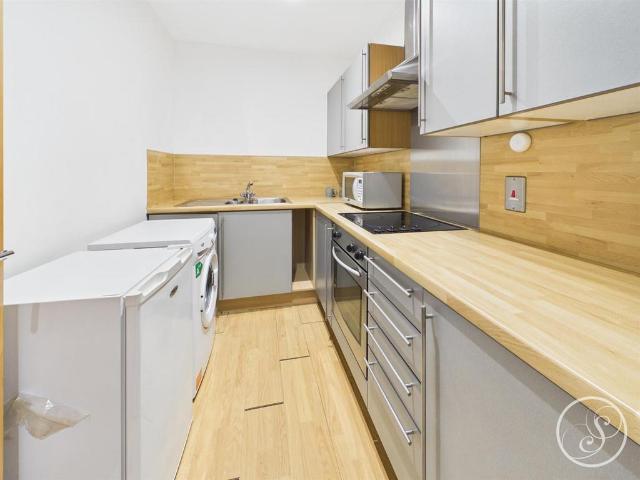Britannia House, 16 York Place 1 bed flat to rent £800 pcm £185 pw