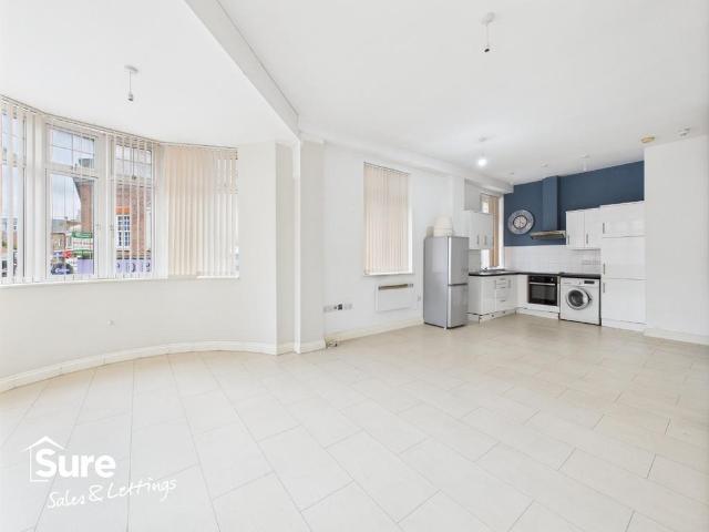 Britannia Street, Aylesbury. 2 bed flat to rent £1,300 pcm £300 pw