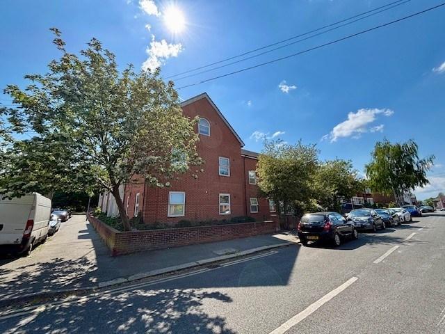 Britannia Road, Brentwood, CM14 2 bed flat to rent £1,600 pcm £369 pw