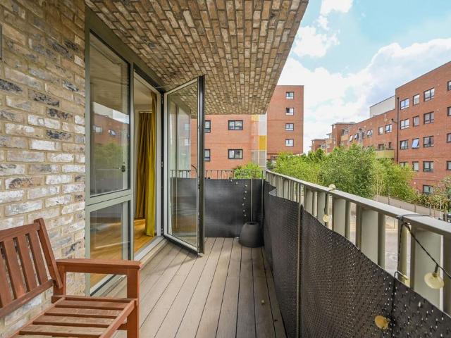 Britains Apartments, 71 Sutherland. 2 bed flat to rent £3,900 pcm £900 pw