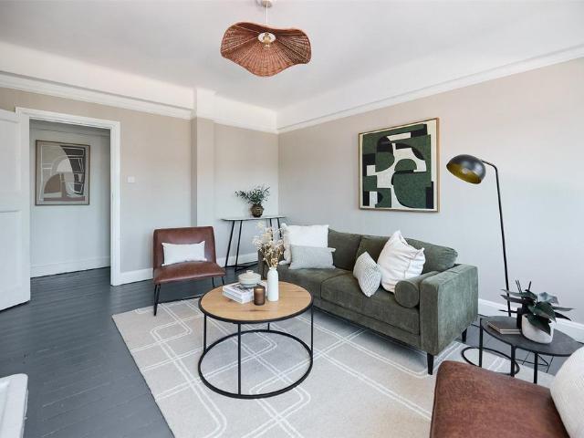 Brixton Hill, London, SW2 3 bed flat to rent £4,410 pcm £1,018 pw