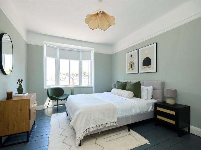 Brixton Hill, London, SW2 3 bed flat to rent £4,200 pcm £969 pw