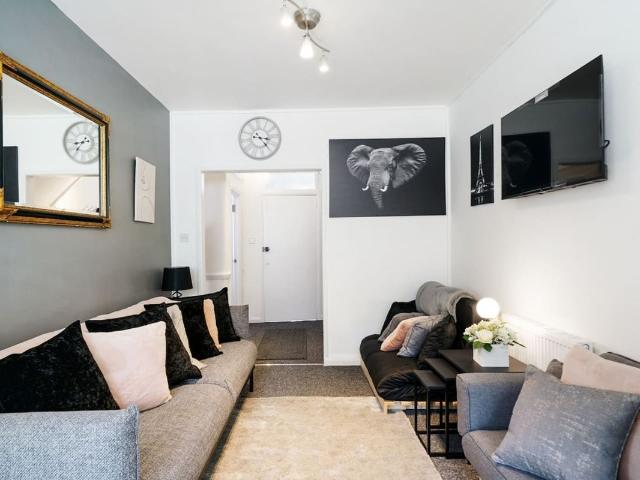 Brixton SW2, 2 bed flat to rent, £3,546 pcm | PrimeLocation