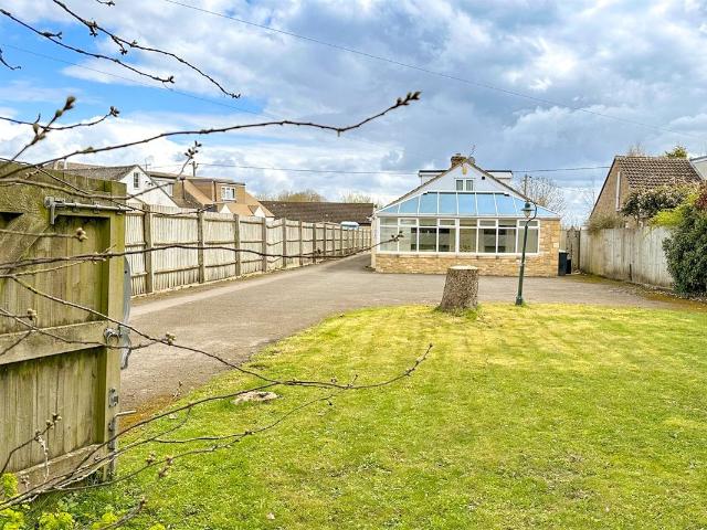 Brize Norton Road, Minster Lovell, Witney OX29, 4 bed bungalow to rent, £2,750 pcm | PrimeLocation