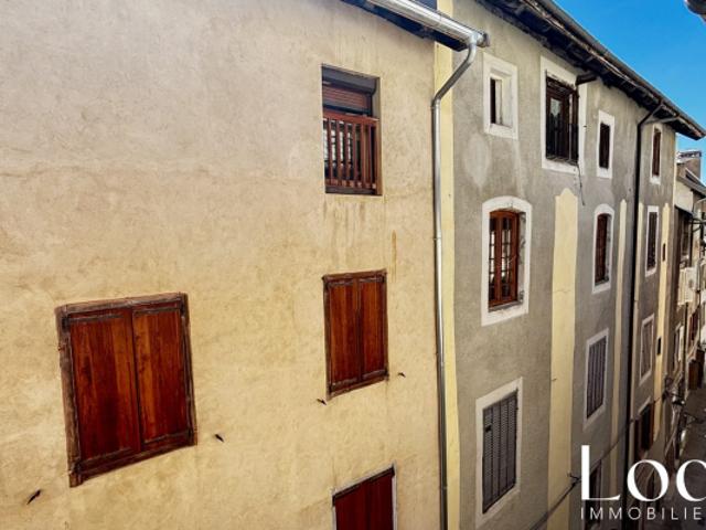 BRIANCON VIEILLE VILLE SPACIEUX ET LUMINEUX STUDIO + COIN NUIT