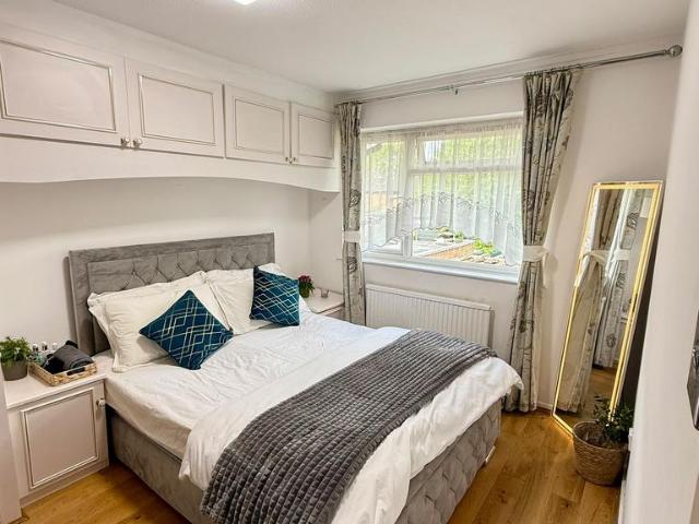 Briar Close, Hampton TW12 1 bed in a house share to rent £600 pcm £138 pw
