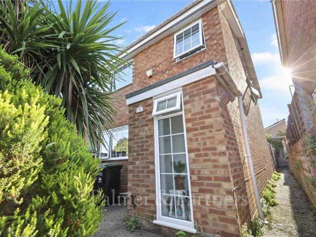 Briarhayes Close, Ipswich, Suffolk, IP2 3 bed end of terrace house to rent £1,250 pcm £288 pw