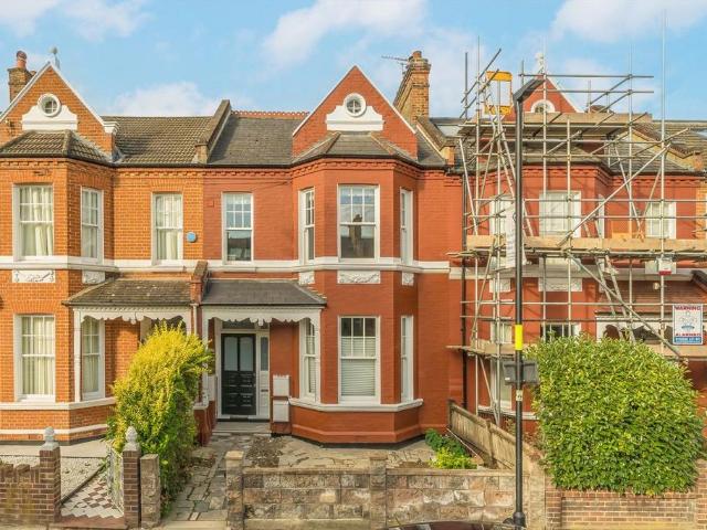 Briarwood Road, London SW4 3 bed flat to rent £4,150 pcm £958 pw