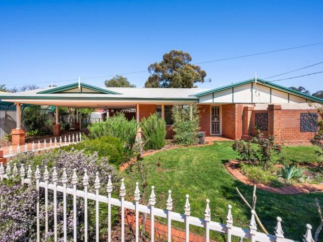 Brick 4 Bedroom Home, Located In An Unbeatable Neighbourhood & Is Perfect For The Growing Family!