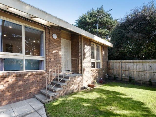 Brick villa unit on its own 197sqm, walk to Frankston station