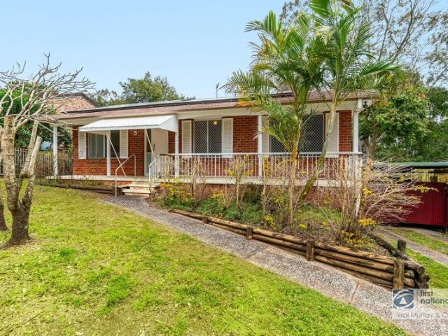 BRICK AND TILE FAMILY HOME IN CONVENIENT GOONELLABAH LOCATION