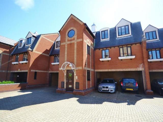 Brick Court, Grays 2 bed apartment to rent £1,300 pcm £300 pw