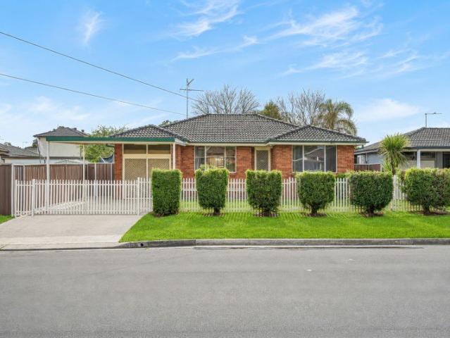 BRICK HOME | 700 METRES TO STATION