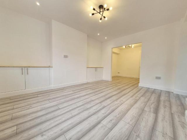 Brick Lane, EN1 3 bed semi detached house to rent £2,200 pcm £508 pw