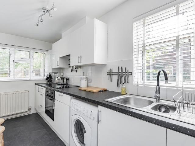 Brickett Close, Ruislip, HA4 1 bed flat to rent £1,500 pcm £346 pw