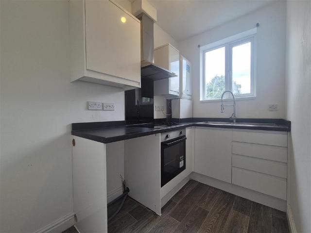 Bridgnorth Road, Wollaston. 2 bed flat to rent £750 pcm £173 pw