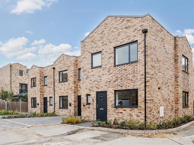 Bridgewater Close, Nottingham NG2, 2 bed end terrace house to rent, £1,500 pcm | PrimeLocation