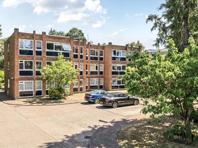 Bridgewater Road Weybridge KT13 2 bed apartment to rent £1,675 pcm £387 pw