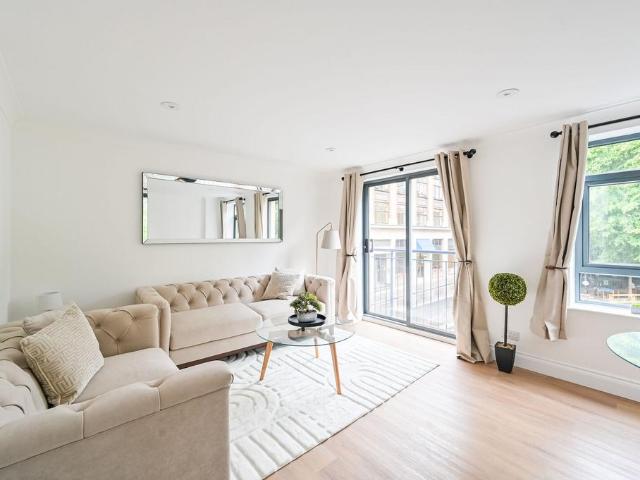 Bridgewater Square, City, London, EC2Y 2 bed flat to rent £4,000 pcm £923 pw