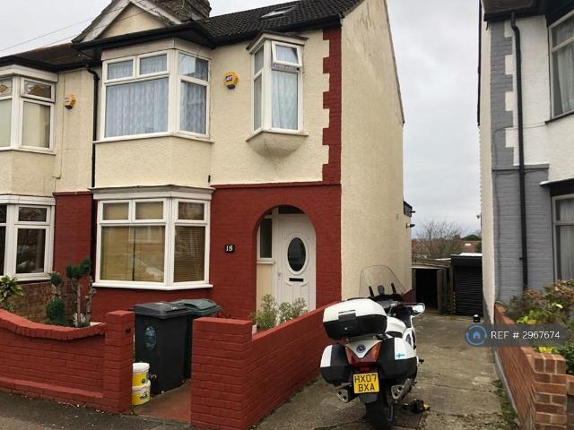 Bridge End, London, E17 4 bed semi detached house to rent £2,650 pcm £612 pw