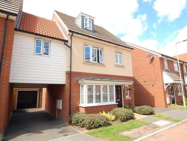 Bridge Farm Close, Mildenhall, Bury. 4 bed semi detached house to rent £1,730 pcm £399 pw