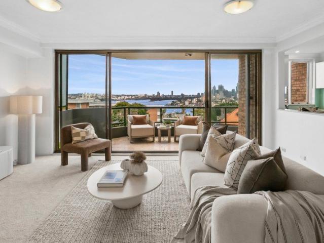 Bridge & Harbour Views, Private Courtyard and Massive 142 sqm Apartment