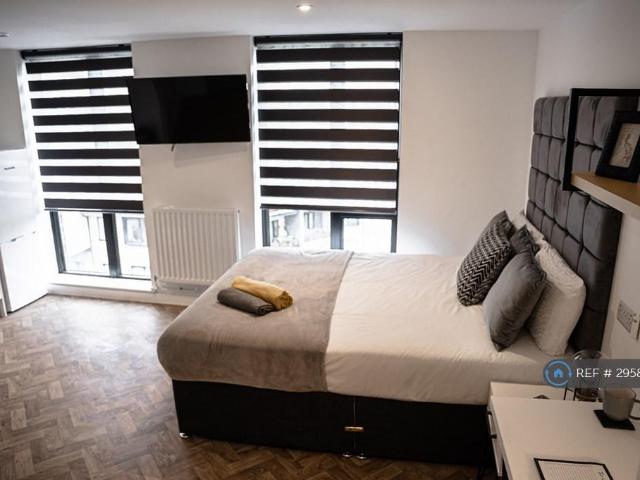 Bridge St West, Birmingham, B19 Studio to rent £1,050 pcm £242 pw