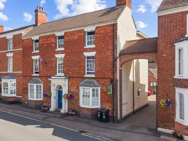 Bridge Street, Pershore 2 bed apartment to rent £1,049 pcm £242 pw