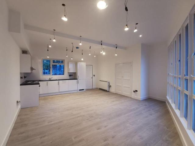 Bridge Street, Pinner 3 bed flat to rent £2,300 pcm £531 pw