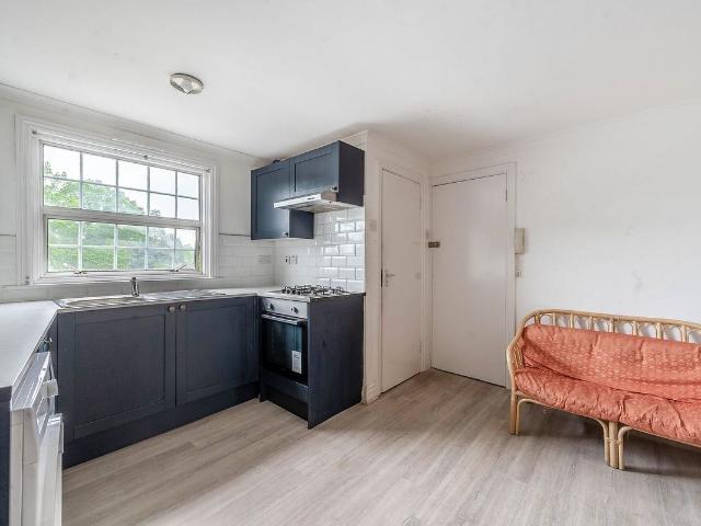 Bridge Street, Pinner HA5, 2 bed flat to rent, £1,450 pcm | PrimeLocation