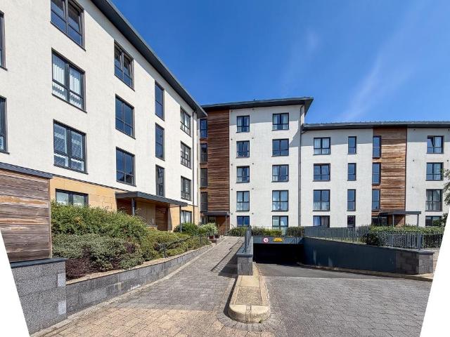 Bridge Street, Portobello, Edinburgh. 2 bed flat to rent £2,400 pcm £554 pw