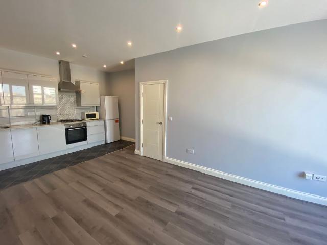 Bridge Street, Swindon SN1, 2 bed flat to rent, £975 pcm | PrimeLocation