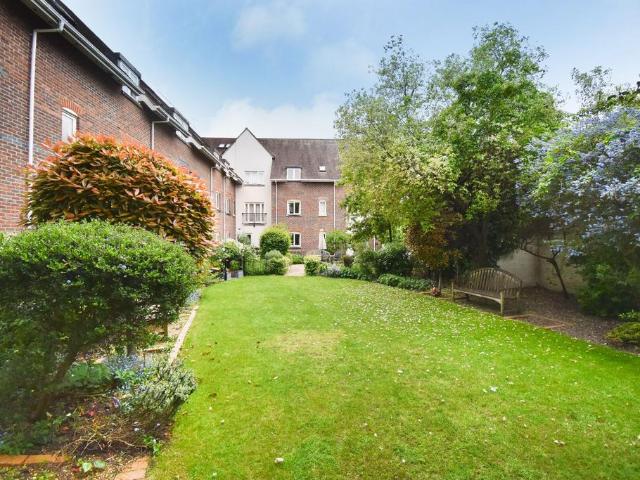 Bridge Street, Walton on Thames, KT12 2 bed retirement property to rent £1,750 pcm £404 pw