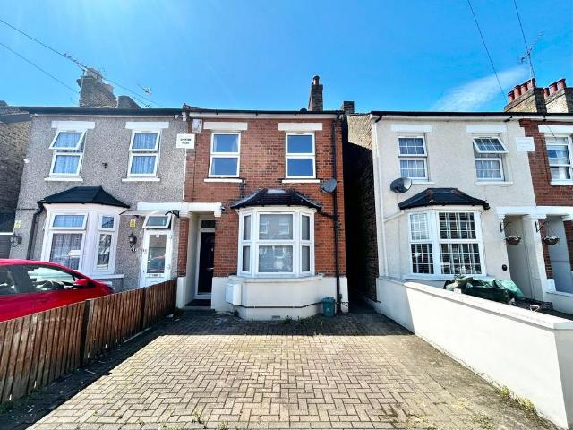Bridge Road, Uxbridge UB8 3 bed semi detached house to rent £2,400 pcm £554 pw