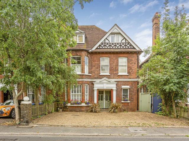 Bridge Road, East Molesey KT8 1 bed flat to rent £1,550 pcm £358 pw