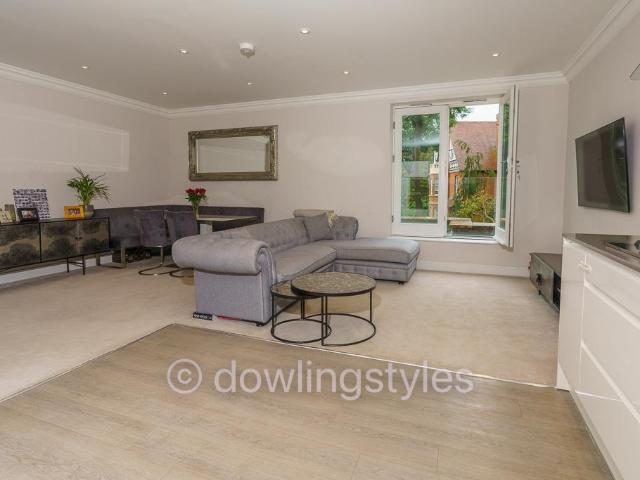 Bridge Road, East Molesey KT8 2 bed apartment to rent £2,450 pcm £565 pw