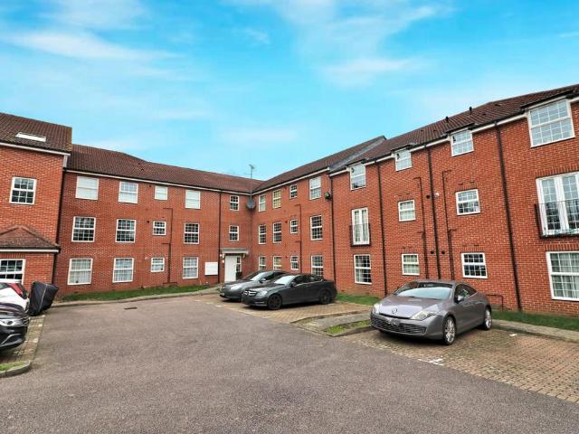 Bridge Road East, Welwyn Garden City. 2 bed flat to rent £1,450 pcm £335 pw