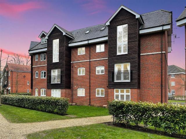 Bridge Road, Hunton Bridge, Kings. 2 bed apartment to rent £1,600 pcm £369 pw