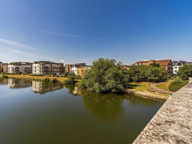 Bridge Wharf, Chertsey KT16 2 bed flat to rent £1,995 pcm £460 pw