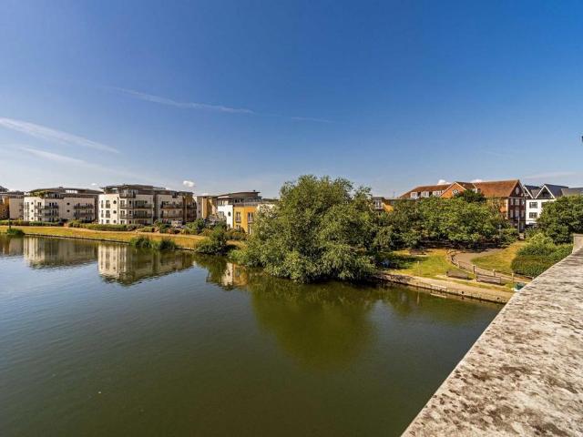 Bridge Wharf, Chertsey KT16 2 bed flat to rent £1,995 pcm £460 pw