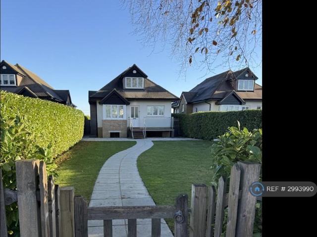 Bridge Wharf, Chertsey, KT16 3 bed detached house to rent £2,950 pcm £681 pw