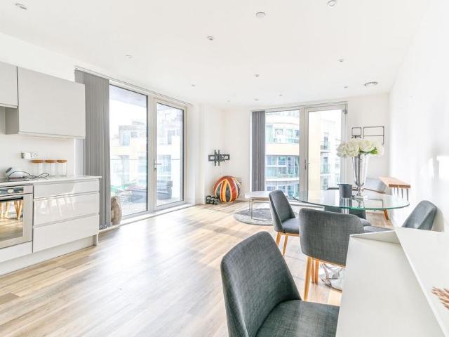 Bridges Court Road, Battersea. 1 bed flat to rent £2,800 pcm £646 pw